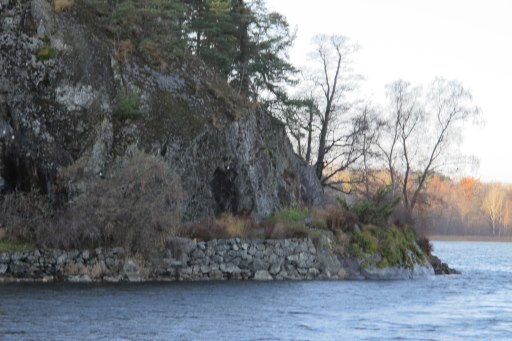 De hemliga grottorna kan ses från sjön. Foto: Mia Olvång